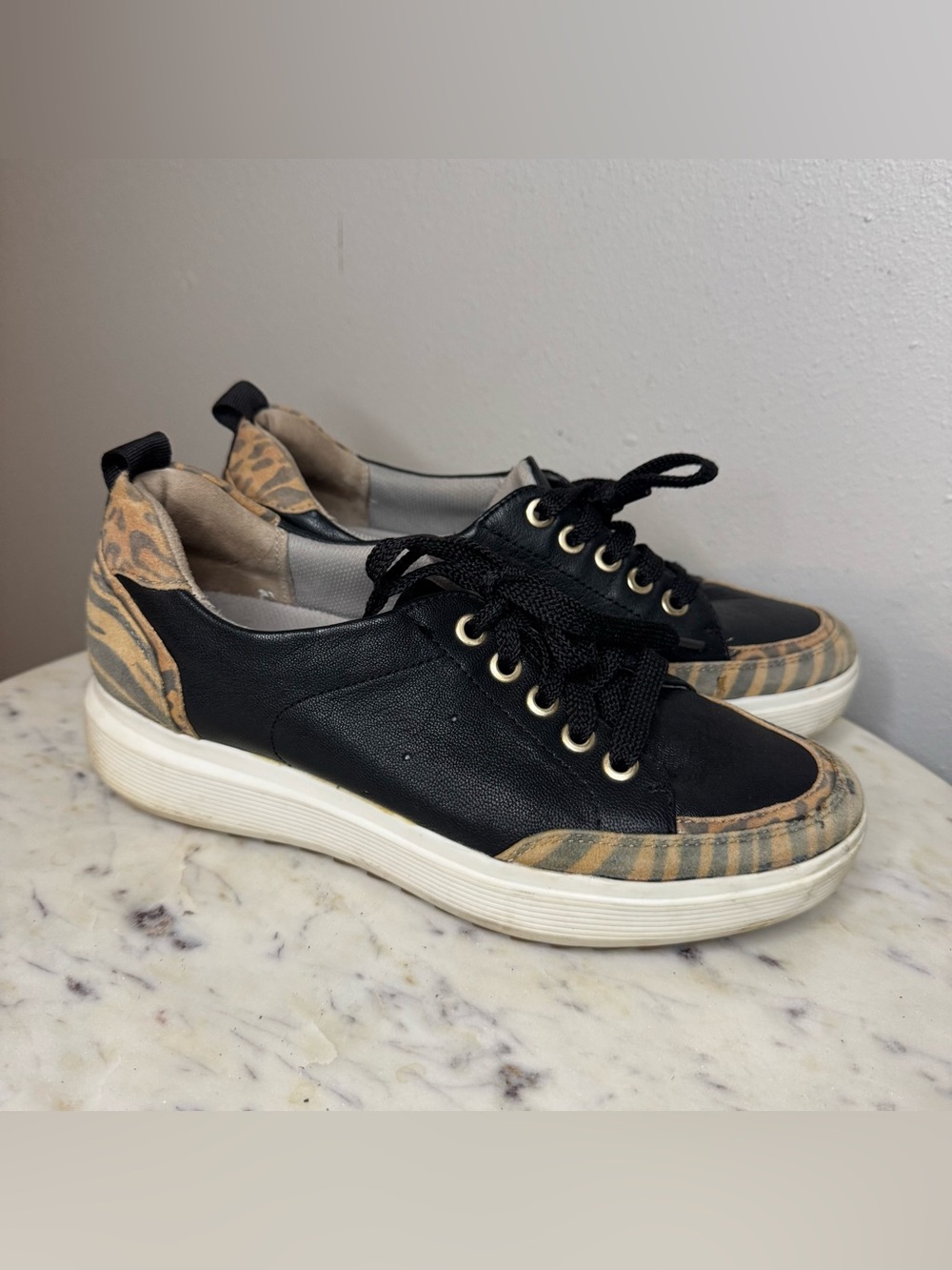Naturalizer Sneakers Size 6
Black Leather comfort 
MAKE ME AN OFFER!